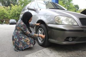 Lady Driver Sila &#8216;Lekat&#8217; 6 Info Ini Dalam Kepala, Bila Kereta Breakdown Anda Takkan Panik!