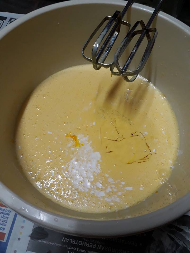 Tak Payah Nak Parut Kulit Oren, Guna Cara Ni Pun Boleh Buat Kek Oren Jadi Gebu & Sedap