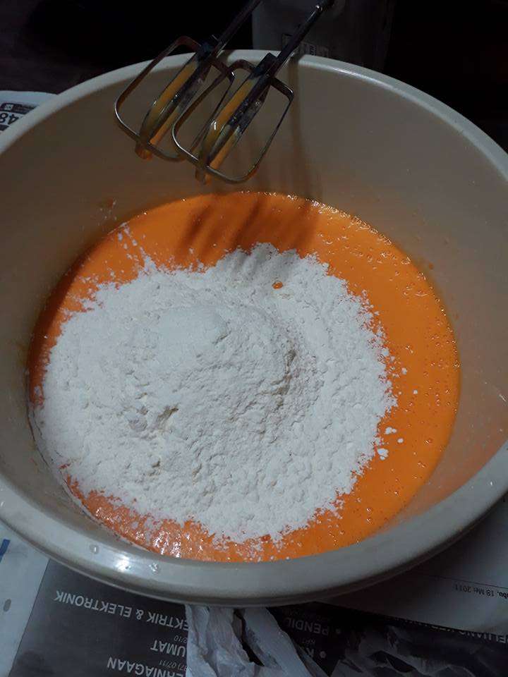 Tak Payah Nak Parut Kulit Oren, Guna Cara Ni Pun Boleh Buat Kek Oren Jadi Gebu & Sedap