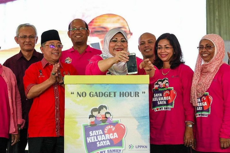 5 Cara Elak Gajet Jadi ‘Babysitter’ Anak, Mak Ayah Kena Kuat Semangat Untuk Mulakan