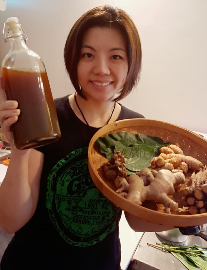 Wanita Cina Ini Kongsi Resipi Jamu Asam Kunyit Herba & Rajin Amalkannya Dari Usia Muda Untuk Nampak Awet Muda