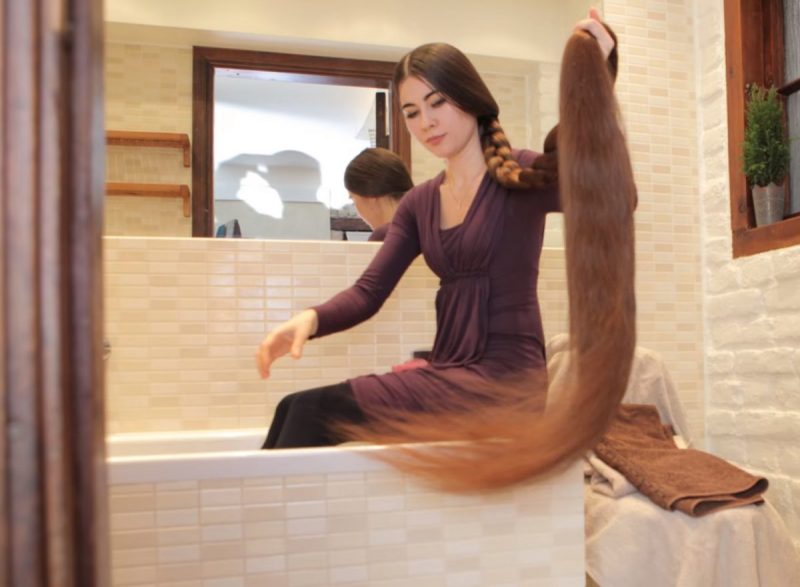 Wanita ‘Rapunzel’ Miliki Rambut Sepanjang 90 Inci, Berat 2KG, Perlu Disikat 1 Jam & Sehari Dikeringkan!