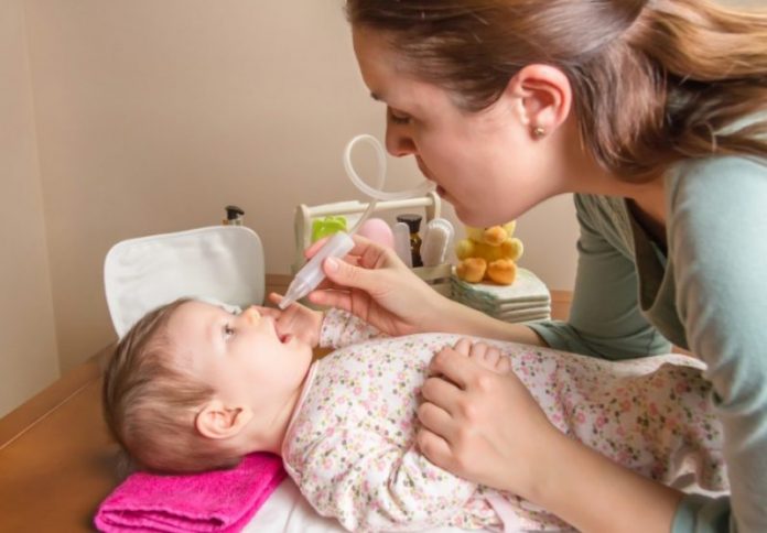 cara betul bersihkan hidung bayi tersumbat