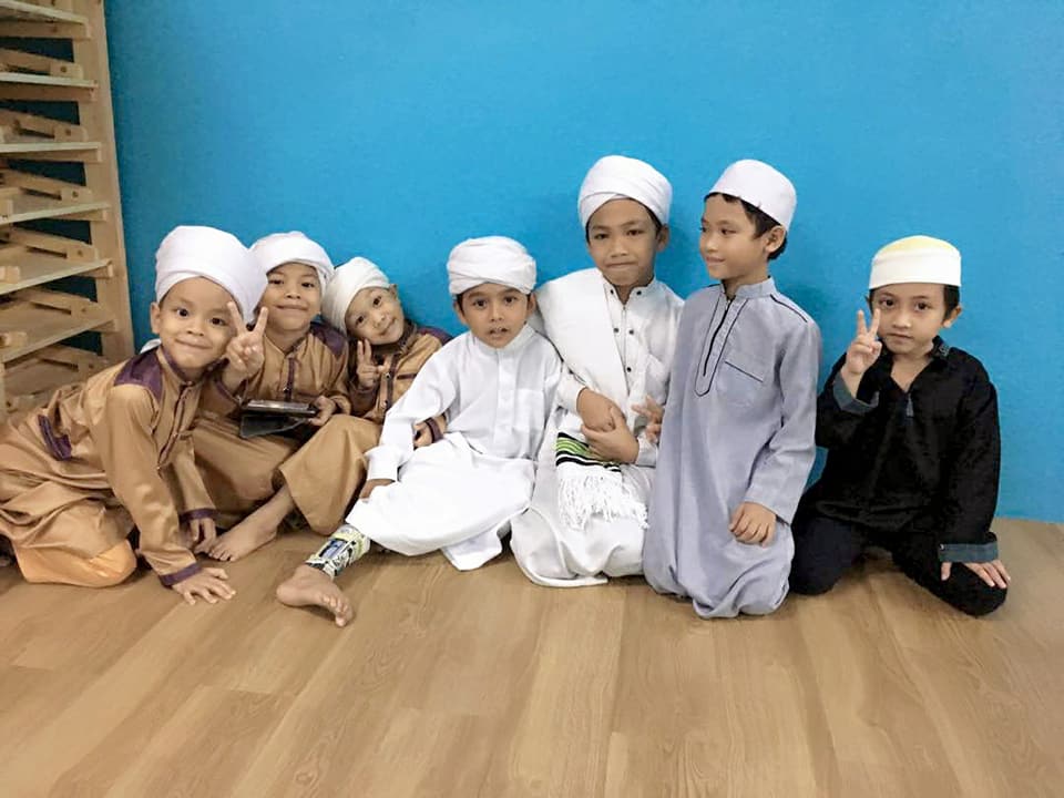 Jika Terasa Jauh Dengan Anak, Cubalah Sunnah Makan Satu Talam