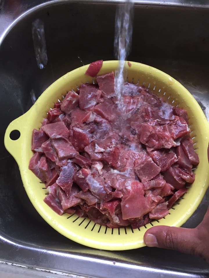 Chef Ini Kongsi Petua Basuh, Potong & Lembutkan Daging Dengan Cepat, Kena Ikut Cara Ini!