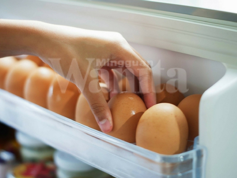 Elak Simpan Telur Pada Rak Pintu Peti Sejuk, Risiko Terdedah Bakteria &#038; Hilang Khasiat