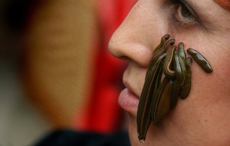 6 Kaedah Rawatan Kecantikan Wajah Ini Agak Pelik, Hanya Wanita Berhati ‘Kental’ BERANI Mencubanya!