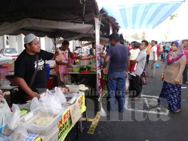 Lelaki Ini Borong Semua Roti John Peniaga, Tapi Akhirnya Sedekah Pada Pengunjung Bazar