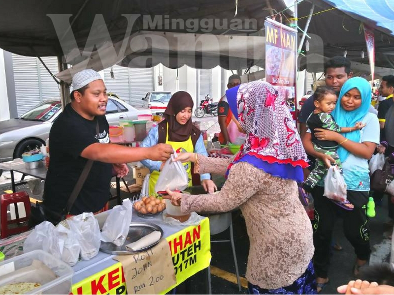 Lelaki Ini Borong Semua Roti John Peniaga, Tapi Akhirnya Sedekahkan Pada Pengunjung Bazar