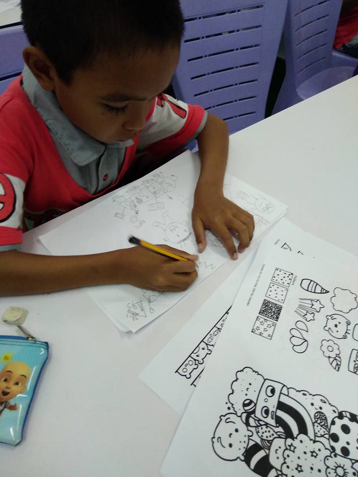 Mak Ini Tahu Bakat Seni Doodle Anaknya, Sebab Nak Beri Galakan Dia Rela Berbengkel Sama