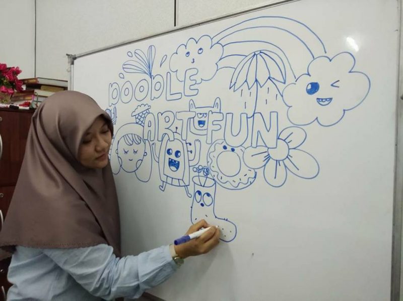 Mak Ini Tahu Bakat Seni Doodle Anaknya, Sebab Nak Beri Galakan Dia Rela Berbengkel Sama