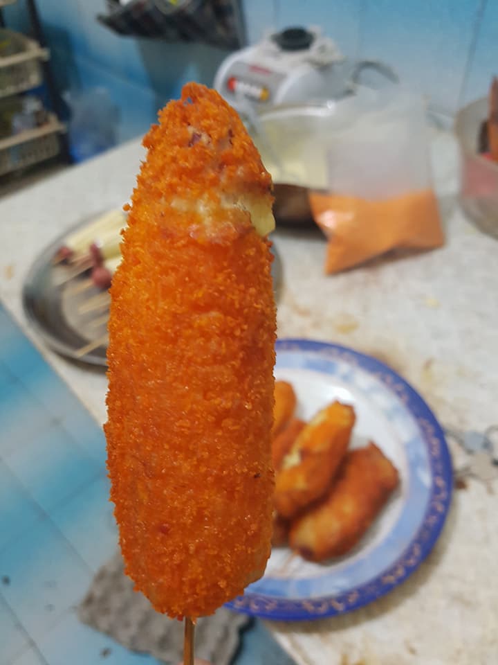 Buat Sosej Cheese Crispy, Rahsianya Perlu Digoreng Api Perlahan Barulah Kulit Jadi Rangup & Kejunya Tak Cair!