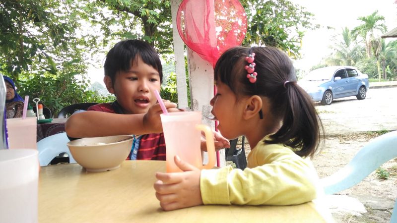 Patutlah Ibu Ini Tetap Suap Makan Anak-anaknya Walaupun Ada Orang &#8216;Berbunyi&#8217;