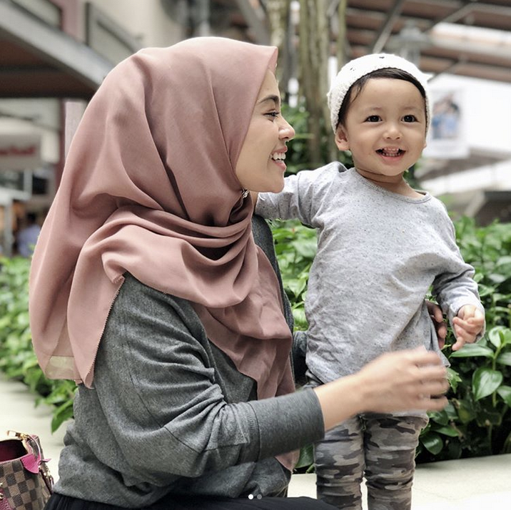 &#8216;Anak Menangis Minta Susu, Sekali Yang Keluar Darah’ Pengalaman Breastfeeding Ameera Zaini Sebak