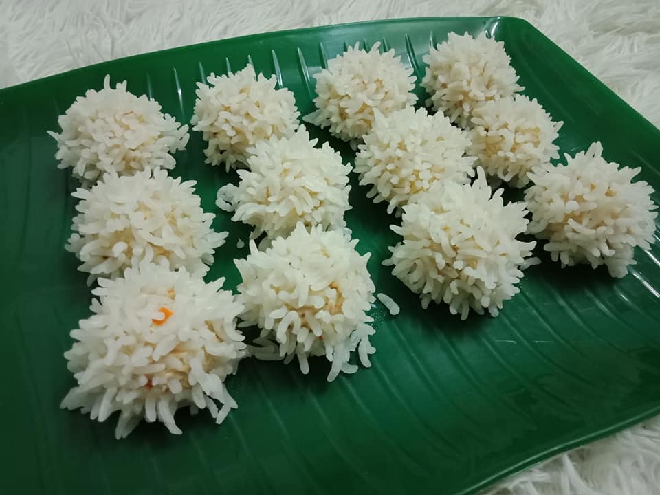 Wanita Ini Kongsi Cara Senang Buat Chicken Rice Ball, Menu Ringkas Untuk Anak Mak Pun Suka!