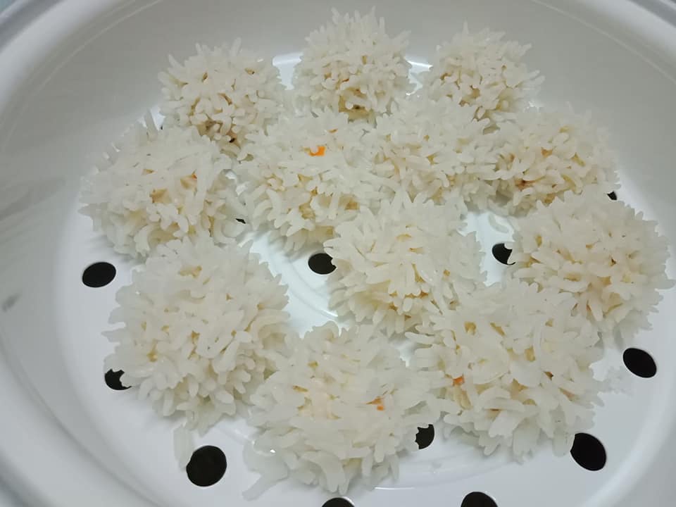 Wanita Ini Kongsi Cara Senang Buat Chicken Rice Ball, Menu Ringkas Untuk Anak Mak Pun Suka!