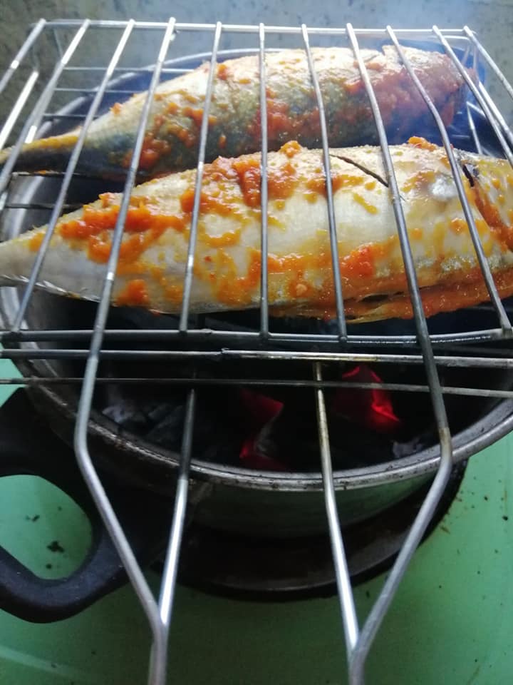 Cara Mudah Bakar Ikan Dengan Arang, Letak Dalam Periuk 