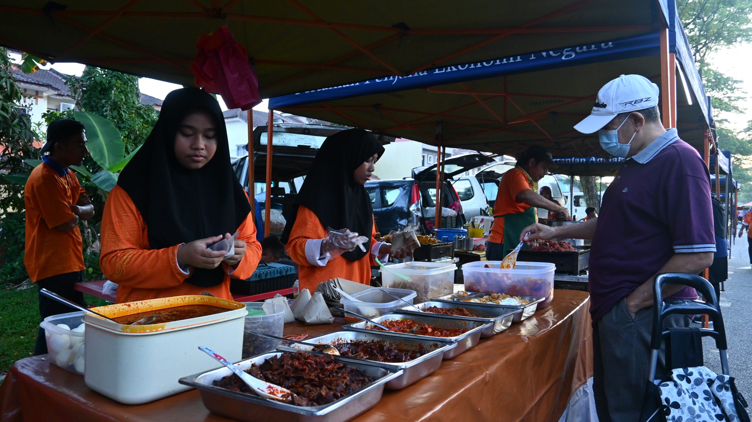 Bersedekah Tak Perlu Kaya, Akak Nasi Lemak Anak Ramai Bersyukur Terima Sumbangan Netizen Dan Beras Era